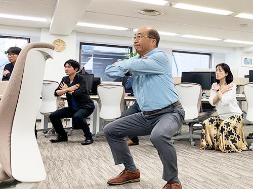 社長も参加し社員一斉にトレーニング